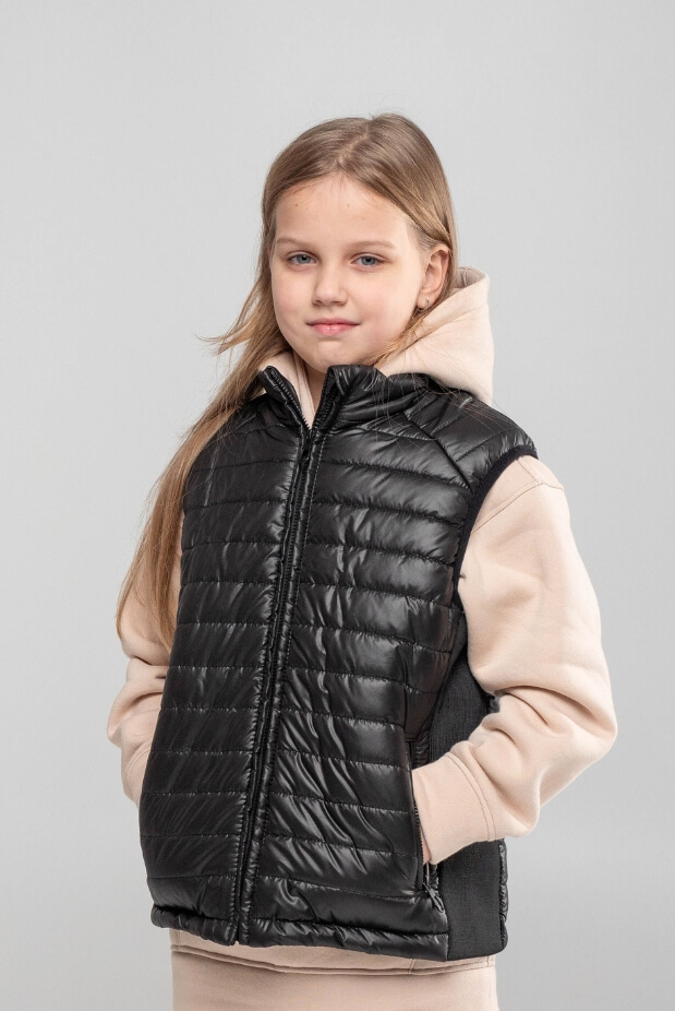 Girls’ vest. Color: Black