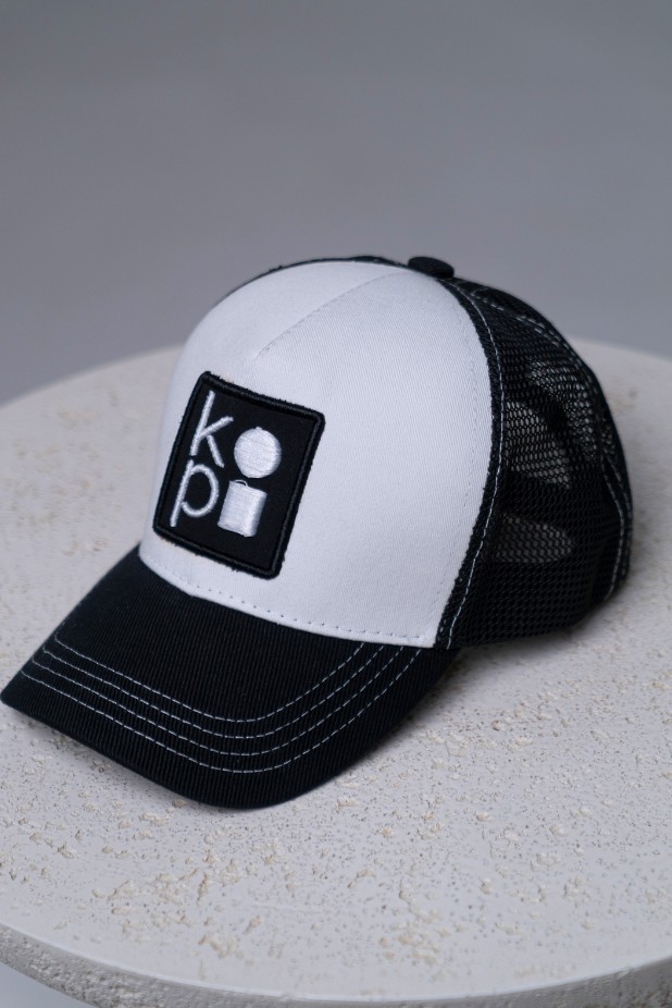 Kopo woman's cap. Color: Black and white